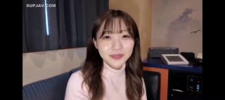 乳戏王抓着老公的小鸡鸡被单男操